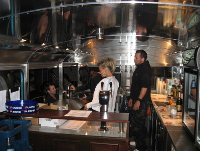 (13) Bar und Theke im unteren Bereich des LDD